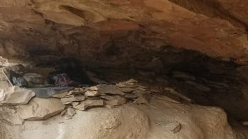 Narcos tenían esclavos, obligaban a 21 hombres a trabajar y dormir en una cueva en Chihuahua