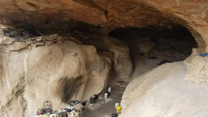 Narcos tenían esclavos, obligaban a 21 hombres a trabajar y dormir en una cueva en Chihuahua