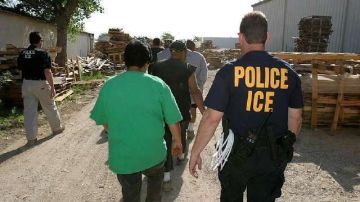 ICE buscará primero a unos 2,000 inmigrantes que ya han recibido órdenes de deportación, de acuerdo con los reportes.