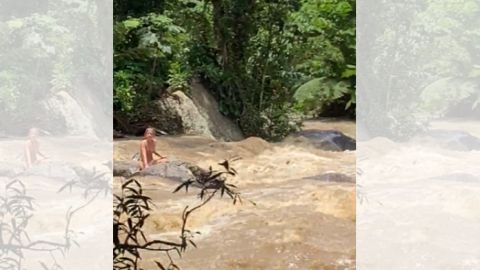 El agente aseguró la línea de rescate a un árbol río arriba.