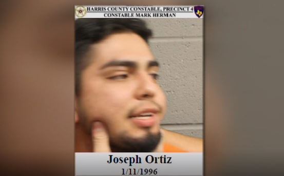 El sospechoso Joseph Ortíz, de 23 años, fue arrestado por oficiales que llegaron al restaurante Bombshells. 