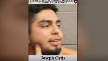 El sospechoso Joseph Ortíz, de 23 años, fue arrestado por oficiales que llegaron al restaurante Bombshells.