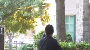 Cuando los oficiales llegaron a la escena encontraron al padre de los jóvenes apuñalado.