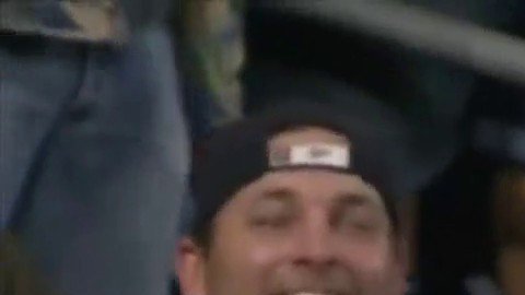 Atrapó la bola de jonrón con una mano sin despertar al bebé que traía en la otra.