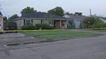 La policía informó que la víctima, un hombre y su hijo de cuatro meses se encontraban en el interior de su casa.
