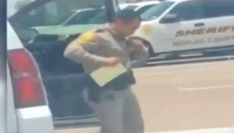 Un policía del Condado de Hidalgo, Texas fue captado bailando la pegajosa cumbia “Azucar”.