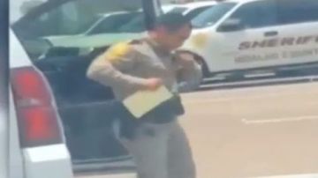 Un policía del Condado de Hidalgo, Texas fue captado bailando la pegajosa cumbia “Azucar”.