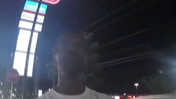 A los policías les tomó alrededor de 10 minutos esposar a Crawford.