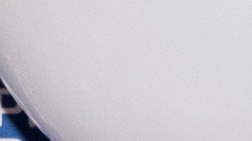 V. Gaglianone (izq.) de La Opinion, recibe el award de M. Roussell Newman (der.), de Planned Parenthood.