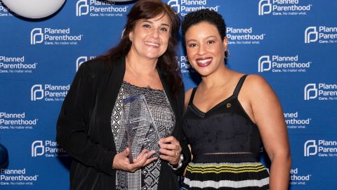 V. Gaglianone (izq.) de La Opinion, recibe el award de M. Roussell Newman (der.), de Planned Parenthood.