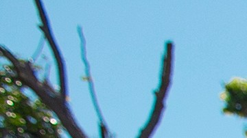 Voluntarios de la iglesia Metodista Villas de Loíza entregan ropa y artículos esenciales a sobrevivientes en la comunidad Don Alonzo. Los artículos fueron proporcionados por FEMA y otras organizaciones sin fines de lucro.(FEMA/Eduardo Martínez)