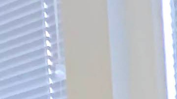 Doris Hernández Castro muestra contenta su green card. / foto: Araceli Martínez-Ortega.