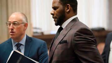 El cantante R. Kelly (c) en una audiencia ante una corte criminal en junio de 2019.