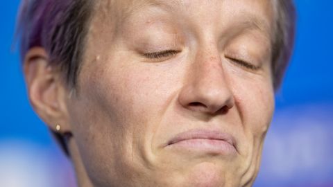 Megan Rapinoe ha dado la cara y mostrado su inconformidad con el trato de la FIFA hacia el fútbol femenino .