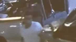 Si reconoce al hombre en el video llame a Crime Stoppers al 713- 222-TIPS.