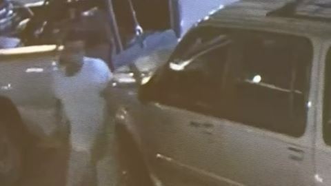 Si reconoce al hombre en el video llame a Crime Stoppers al 713- 222-TIPS.