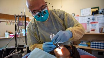 El higienista dental Bruce Fang limpia los dientes de Aszeinah Martinie, de 6 años, en la Escuela Primaria Northwood en Sacramento.  (The Sacramento Bee / Paul Kitagaki Jr.)