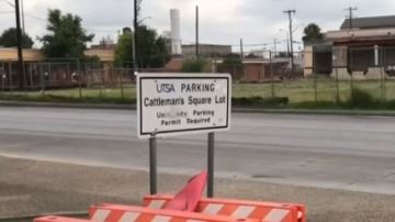 El conductor de un taxi descubrió el cadáver de un hombre en medio de una calle.