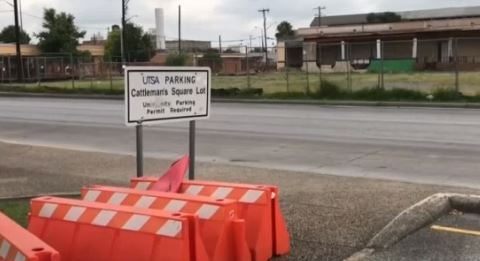 El conductor de un taxi descubrió el cadáver de un hombre en medio de una calle.