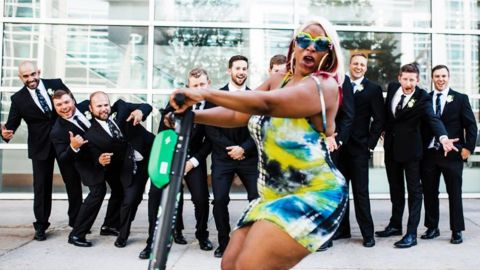 Esta mujer le arruinó la foto de boda.