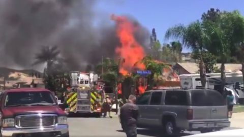 La explosión tuvo lugar poco después de que los empleados de SoCalGas llegaran al domicilio.