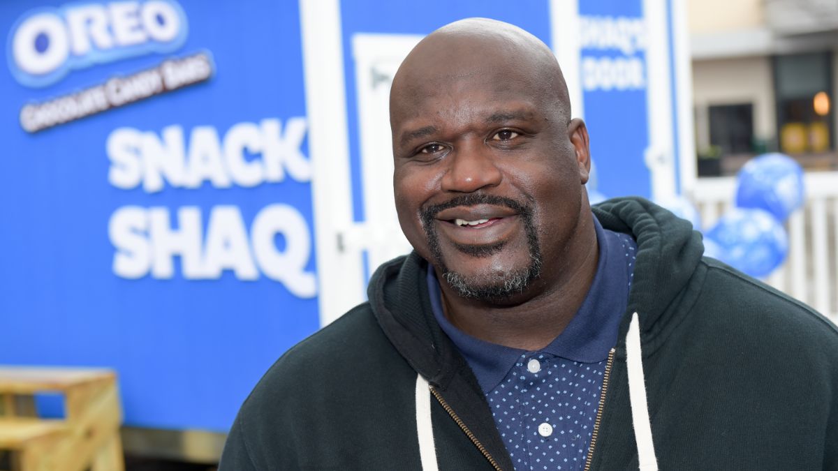 Shaquille O'Neal mide 2.16 metros.