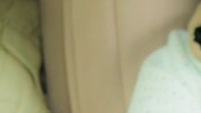 Un bebé nunca debe permanecer solo en el auto.