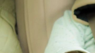 Un bebé nunca debe permanecer solo en el auto.