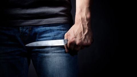 El hombre enfureció al ver a su mujer acompañada de otro.