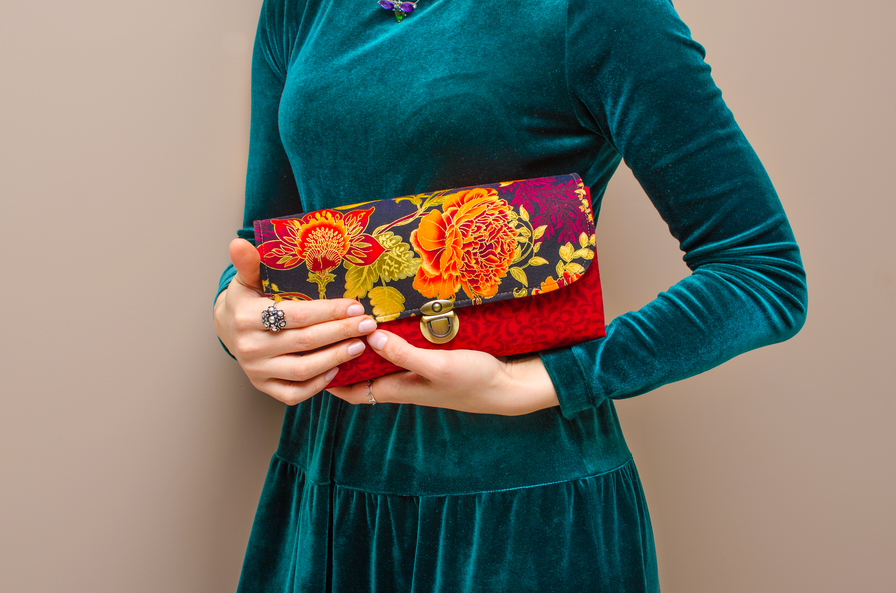 Quieres una cartera única y original? Mira las mejores carteras de cuero  pintadas a mano - La Opinión