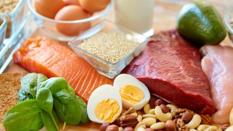 Las mejores fuentes de proteínas son las carnes, el pescado y los huevos y los lácteos