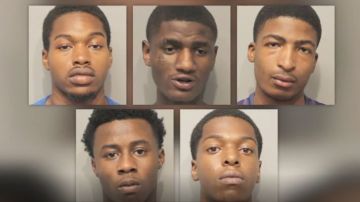 Los cinco sospechosos enfrentan cargos de robo y fueron encarcelados en la Cárcel del Condado Harris.