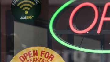 Tiene decenas de miles de sucursales, y eso que tuvo que cerrar mil locaciones el año pasado.