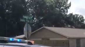 Las autoridades creen que la mujer retenida es la novia del hombre.