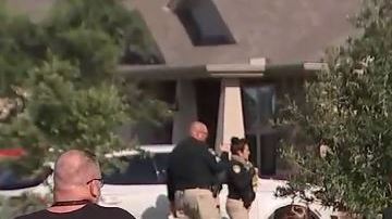 El equipo SWAT se instaló en el exterior de la residencia.