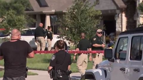 El equipo SWAT se instaló en el exterior de la residencia.