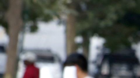 Los jornaleros que buscan empleo en las esquinas entre los más expuestos al coronavirus. (Aurelia Ventura/La Opinión).