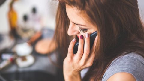 Las promotoras ofrecen recursos e información por teléfono.