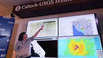 La sismóloga Lucy Jones habla en una conferencia de prensa en el Laboratorio Sismológico de Caltech en Pasadena, California, luego del terremoto de 6.4 Searles cerca de Ridgecrest, California.