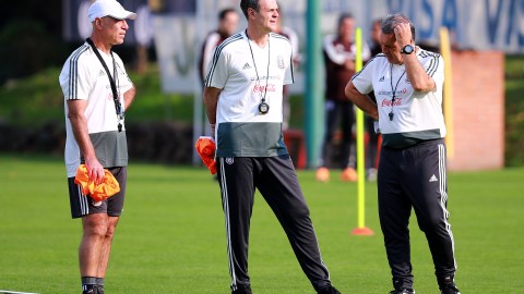 MEXICO CITY, MEXICO - FEBRUARY 11: Gerardo Martino y su cuerpo técnico deliberan durante una sesió de entranamiento de la Selección Mexicana (Photo by Manuel Velasquez/Getty Images)