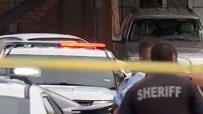 La víctima fue baleada en uno de los apartamentos y trasladada al hospital donde murió.