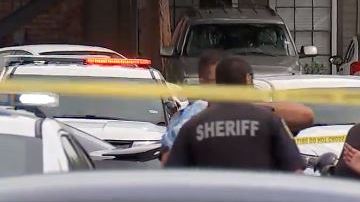 La víctima fue baleada en uno de los apartamentos y trasladada al hospital donde murió.