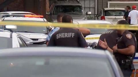 La víctima fue baleada en uno de los apartamentos y trasladada al hospital donde murió.