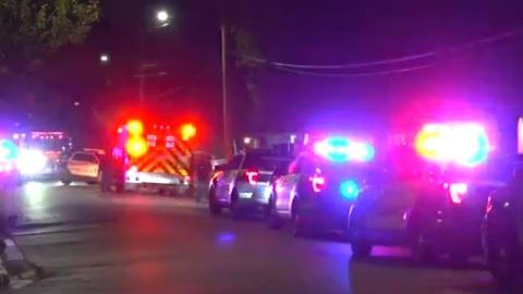 El oficial fuera de servicio estaba baleado en la pierna. La mujer fue declarada muerta en la escena.