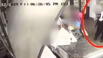 El sospechoso protagonizó el robo ante la mirada de varios clientes y con una empleada embarazada.