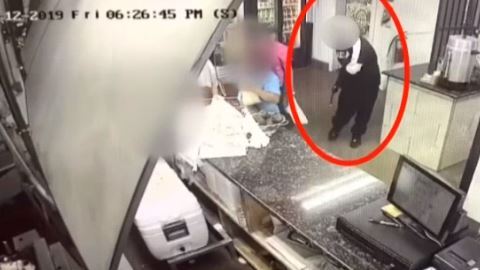 El sospechoso protagonizó el robo ante la mirada de varios clientes y con una empleada embarazada.