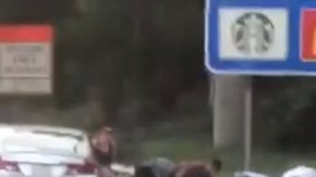 La policía estima que se cayeron a la carretera $175 mil dólares.