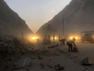 Derrumbe tras el sismo en la carretera 178 en Kern River Canyon.