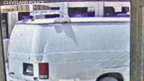 La policía sigue buscando la van blanca y a dos sospechosos.