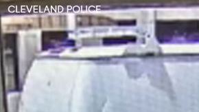 La policía sigue buscando la van blanca y a dos sospechosos.